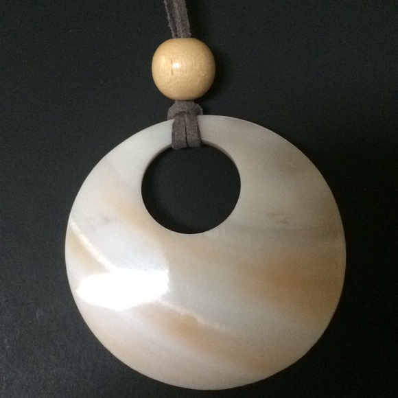 Natural leather necklace with shell pendant - Picture 2 of 4